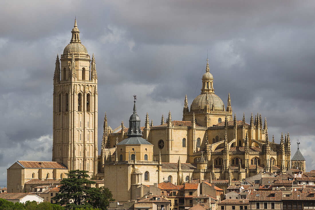 Die Kathedrale von Segovia und ihr Turm; Segovia, Kastilien-León, Spanien