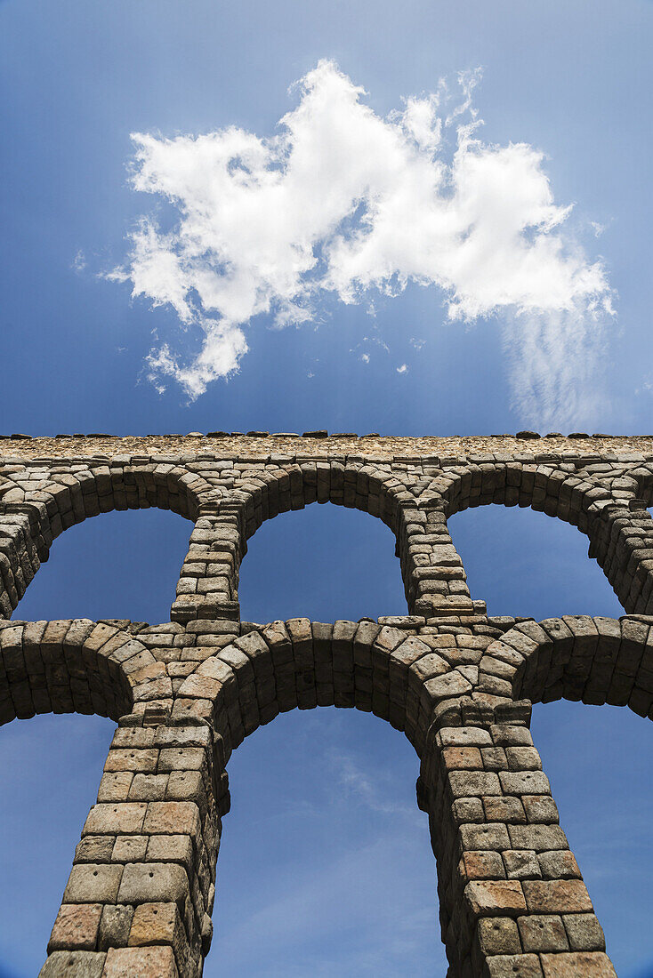 Das Aquädukt von Segovia ist eines der architektonischen Symbole Spaniens, erbaut im 2. Jahrhundert n. Chr.; Stadt Segovia, Kastilien-León, Spanien