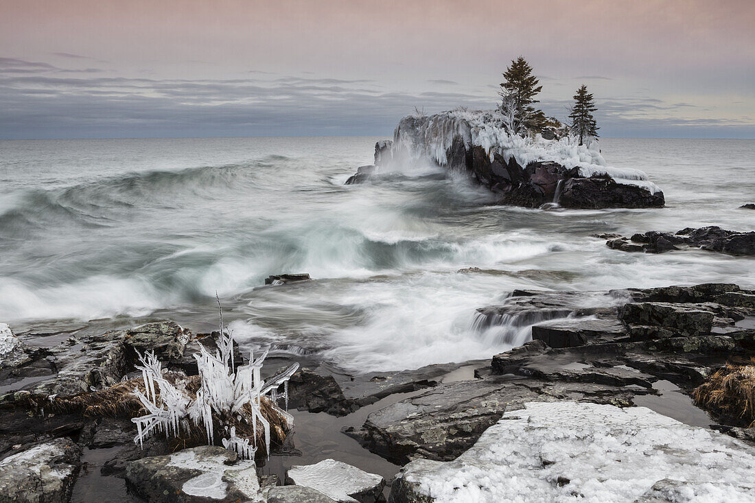 Schnee und Eis entlang der Uferlinie des Lake Superior im Winter; Thunder Bay, Ontario, Kanada