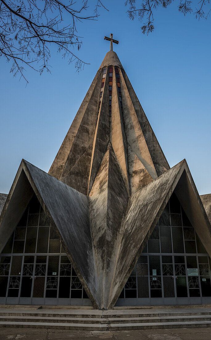 Polana-Kirche des Architekten Nino Craveio Lopes im modernistischen Stil; Maputo, Mosambik