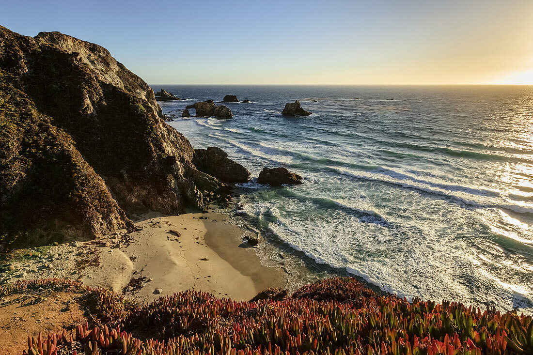 Klippen entlang der Küste von Big Sur in der Nähe der Rocky Creek Bridge am Highway One; Kalifornien, Vereinigte Staaten von Amerika