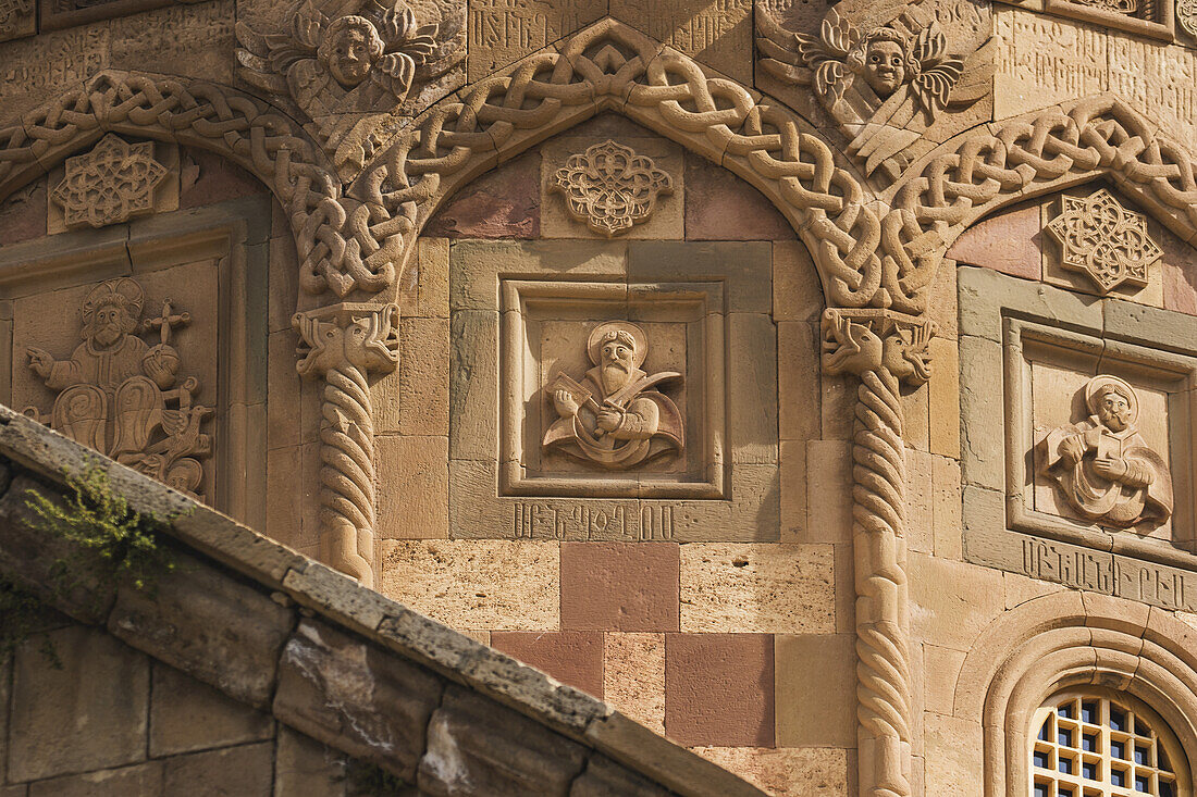 Bas-Reliefs auf der Kuppel der Hauptkirche, St. Stepanos-Kloster; Ost-Aserbaidschan, Iran