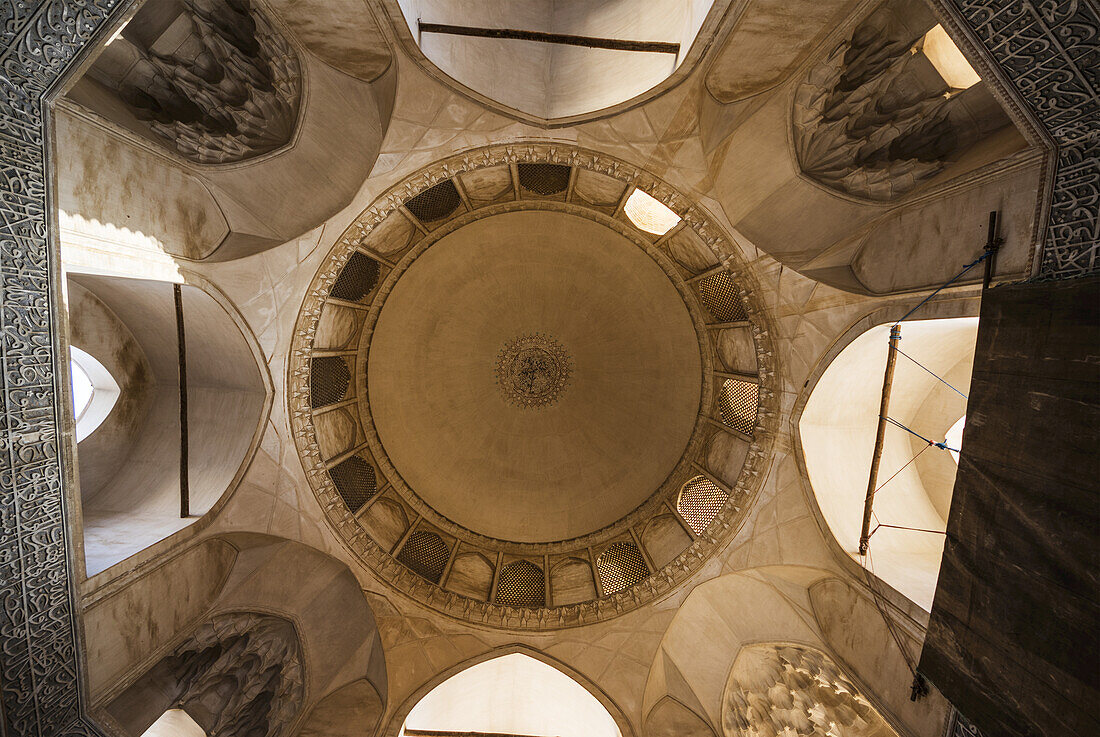Das Innere der Kuppel der Agha Bozorg Moschee; Kashan, Provinz Isfahan, Iran