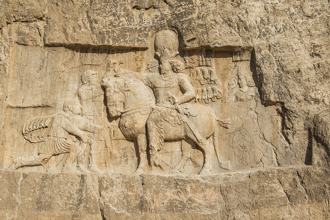 Bas-Relief mit der Darstellung des Triumphs von Shapur I. über den römischen Kaiser Valerian und Philipp den Araber; Naqsh-E Rustam, Provinz Fars, Iran