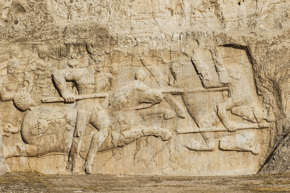 Bas-Relief, das Bahram Ii zu Pferd im Kampf gegen einen Widersacher darstellt, Naqsh-E Rustam; Provinz Fars, Iran