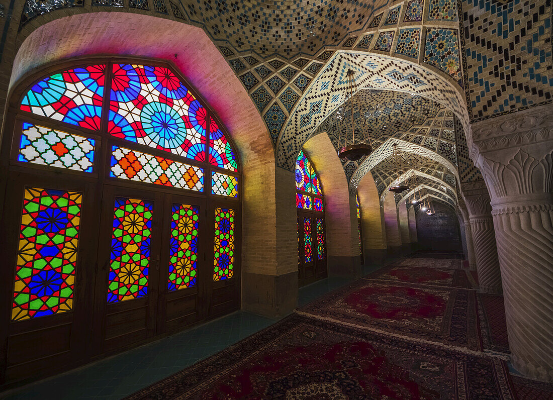 Innenraum mit Buntglasfenstern der Nasir Ol Molk-Moschee; Schiraz, Provinz Fars, Iran