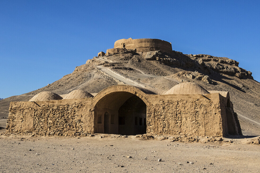 Kleine Adobe-Struktur bei den zoroastrischen Türmen der Stille; Yazd, Iran