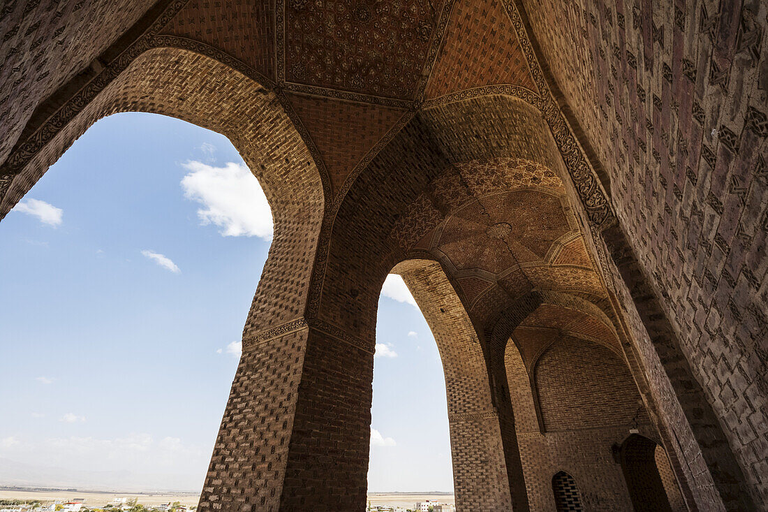 Bögen mit verzierten Ziegeln auf der Freiluftgalerie im dritten Stock der Kuppel von Soltaniyeh; Soltaniyeh, Zanjan, Iran