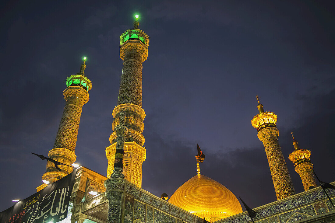 Spiegeldekorationen im Schrein von Fatima Masumeh bei Nacht; Qom, Iran