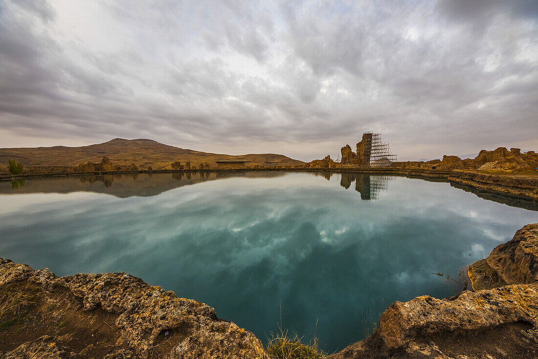 Krater innerhalb der Festung, gefüllt mit Quellwasser, Takht-E Soleyman; West-Azarbaijan, Iran