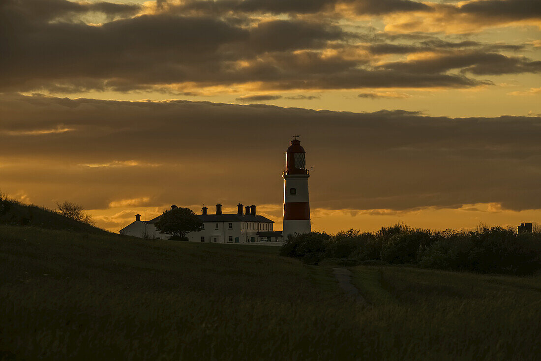 Souter-Leuchtturm unter einem leuchtenden goldenen Himmel bei Sonnenuntergang; South Shields, Tyne And Wear, England