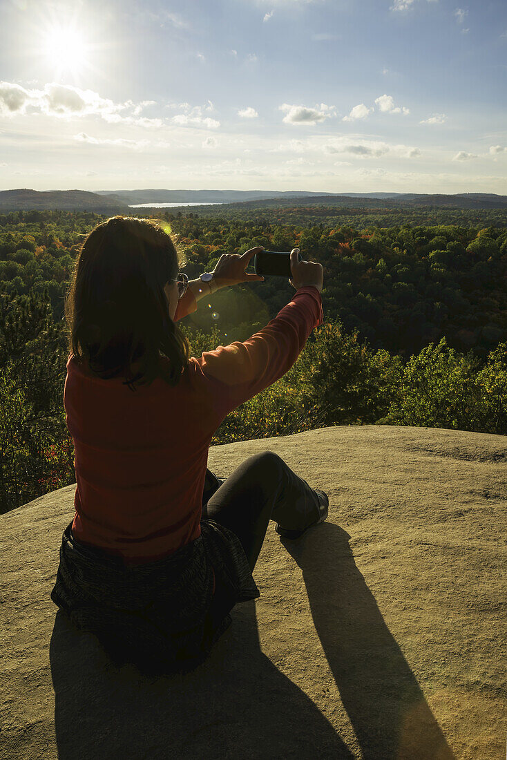 Frau macht Fotos mit einem Smart Phone im Algonquin Park; Ontario, Kanada