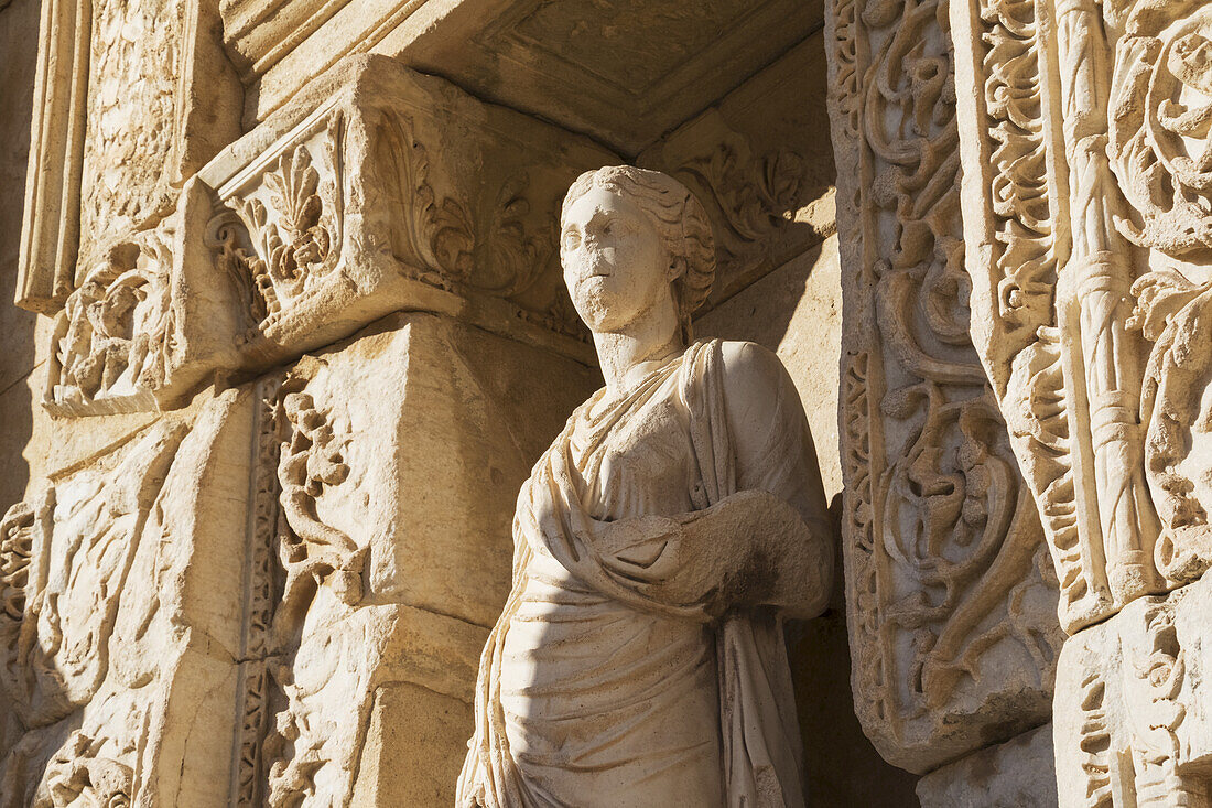 Statue der Sophia (Weisheit) an der Fassade der Celsus-Bibliothek; Ephesus, Izmir, Türkei