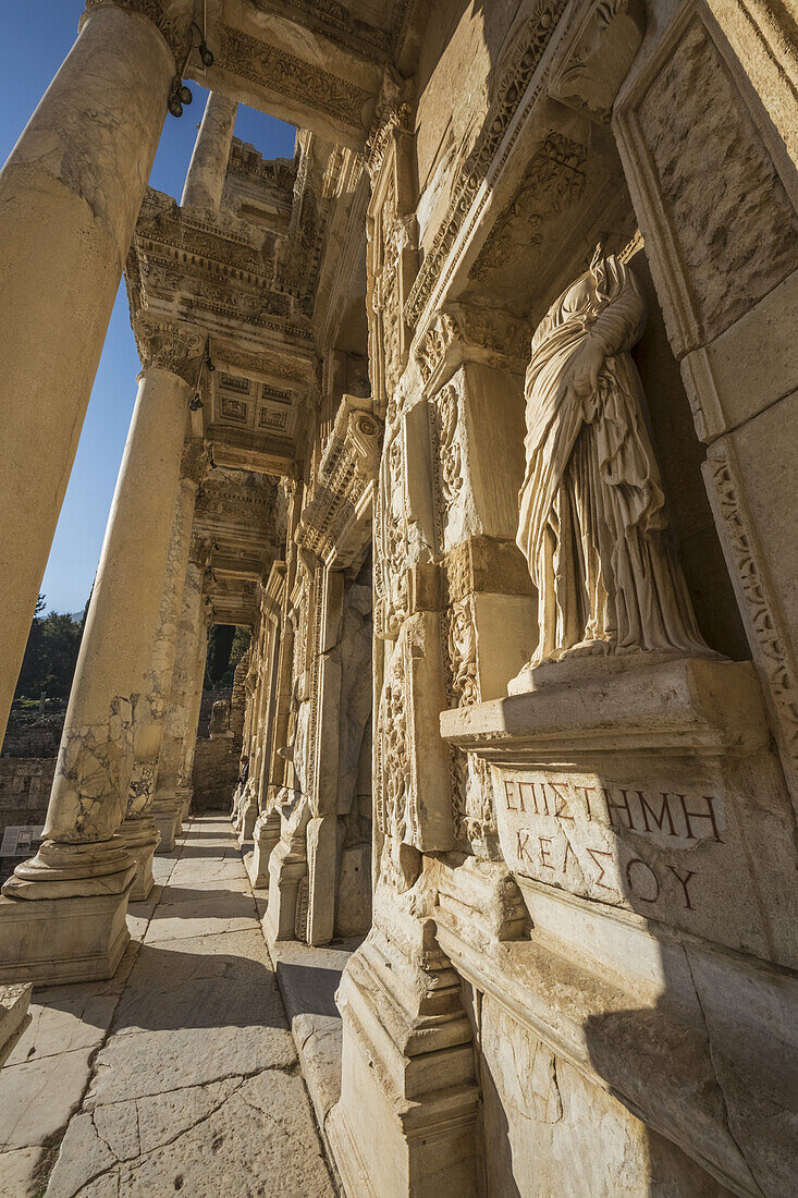 Statue der Arete (moralische Tugend) in der Bibliothek des Celsus; Ephesus, Izmir, Türkei