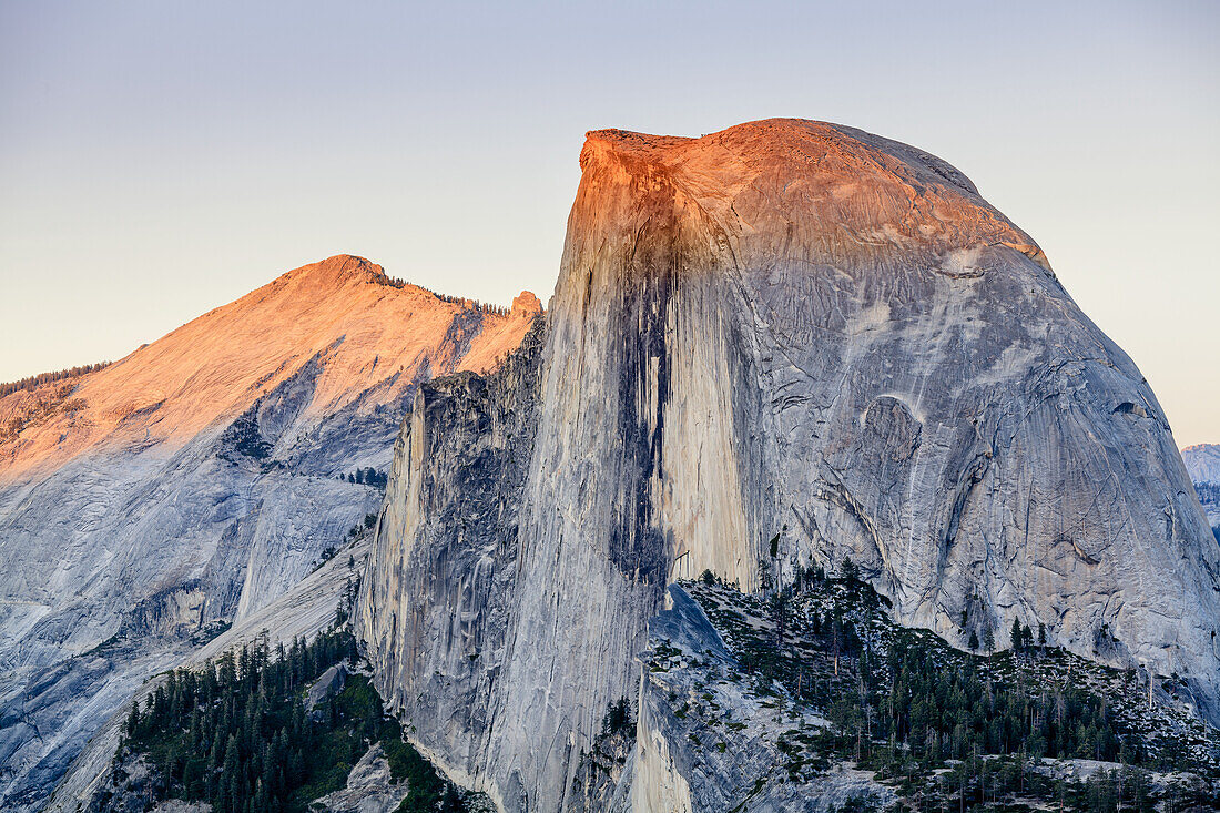 Half Dome bei Sonnenuntergang von Glacier Point, Yosemite National Park; Kalifornien, Vereinigte Staaten Von Amerika