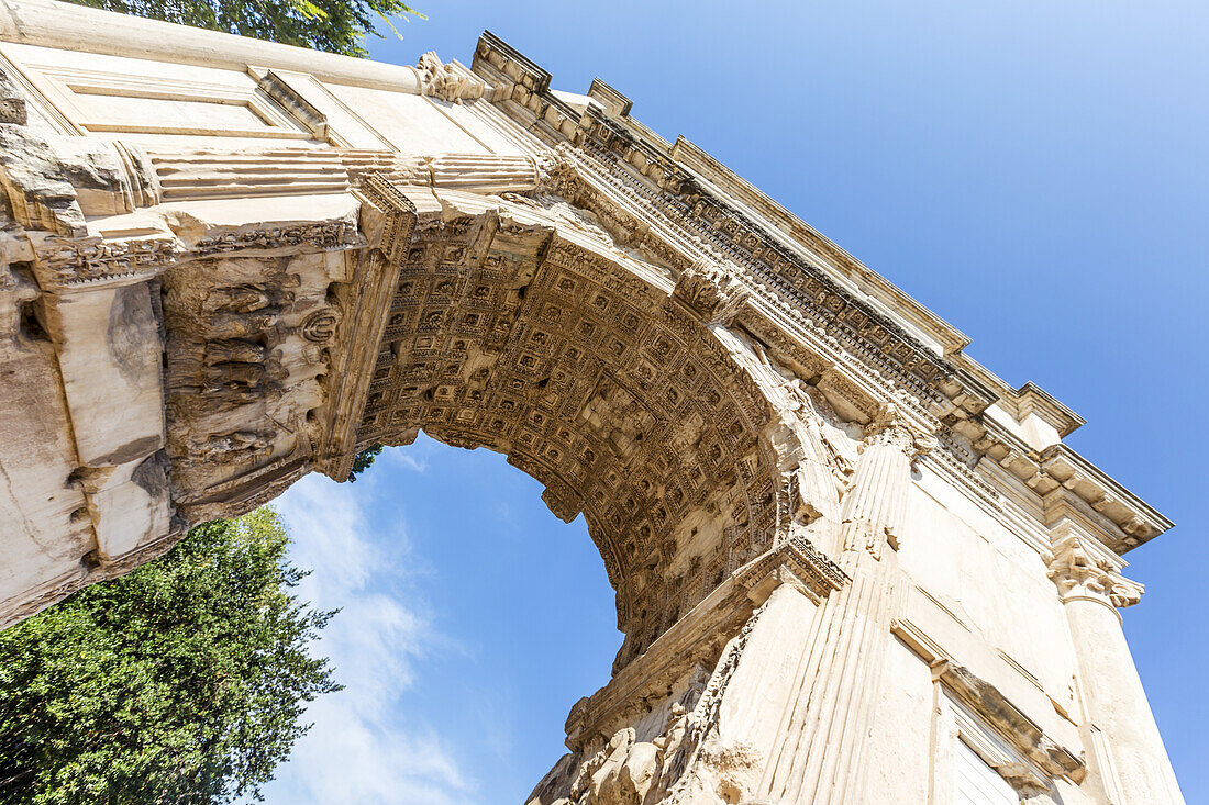 Blick aus einem niedrigen Winkel auf den historischen Titusbogen in der Nähe des Forum Romanum aus dem Jahr 81 n. Chr.; Rom, Italien