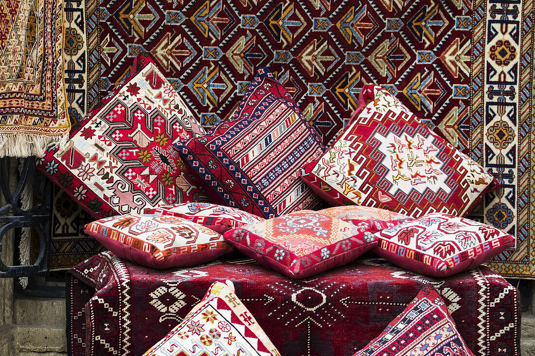 Kissen und Teppiche zum Verkauf in einem Souvenirladen; Baku, Aserbaidschan