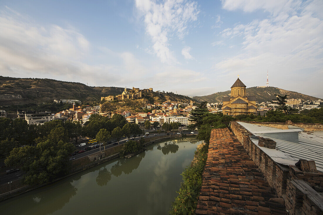 Panoramablick auf den Fluss Mtkvari mit der Festung Narikala; Tiflis, Georgien