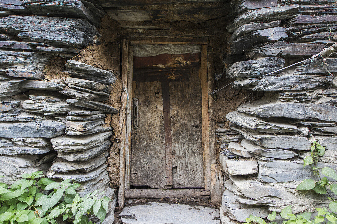 Tür in einem Haus im Dorf Zhibiani; Ushguli, Samegrelo-Zemo Svaneti, Georgien