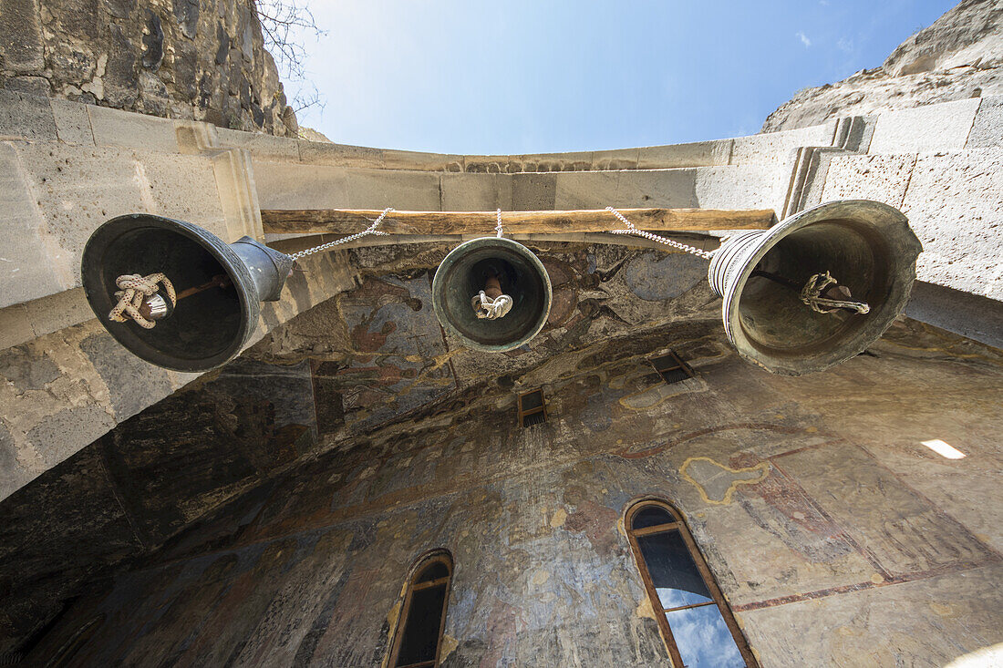 Glocken der Mariä-Entschlafenskirche im Vardzia-Höhlenkloster; Meschetien, Georgien