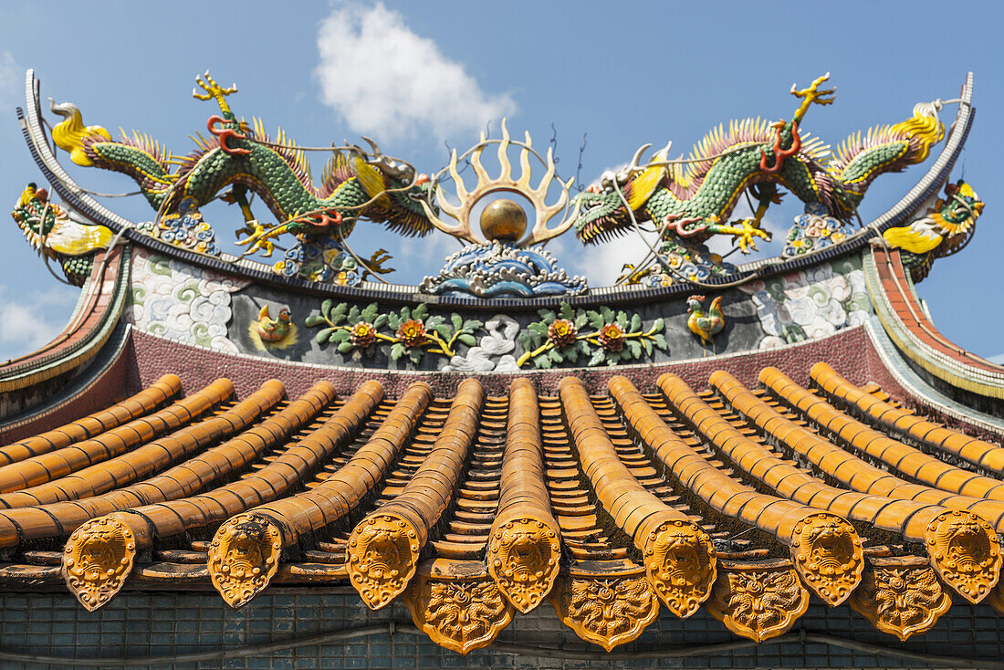 Dach eines kleinen buddhistischen Tempels im Bezirk Yilan; Taiwan, China