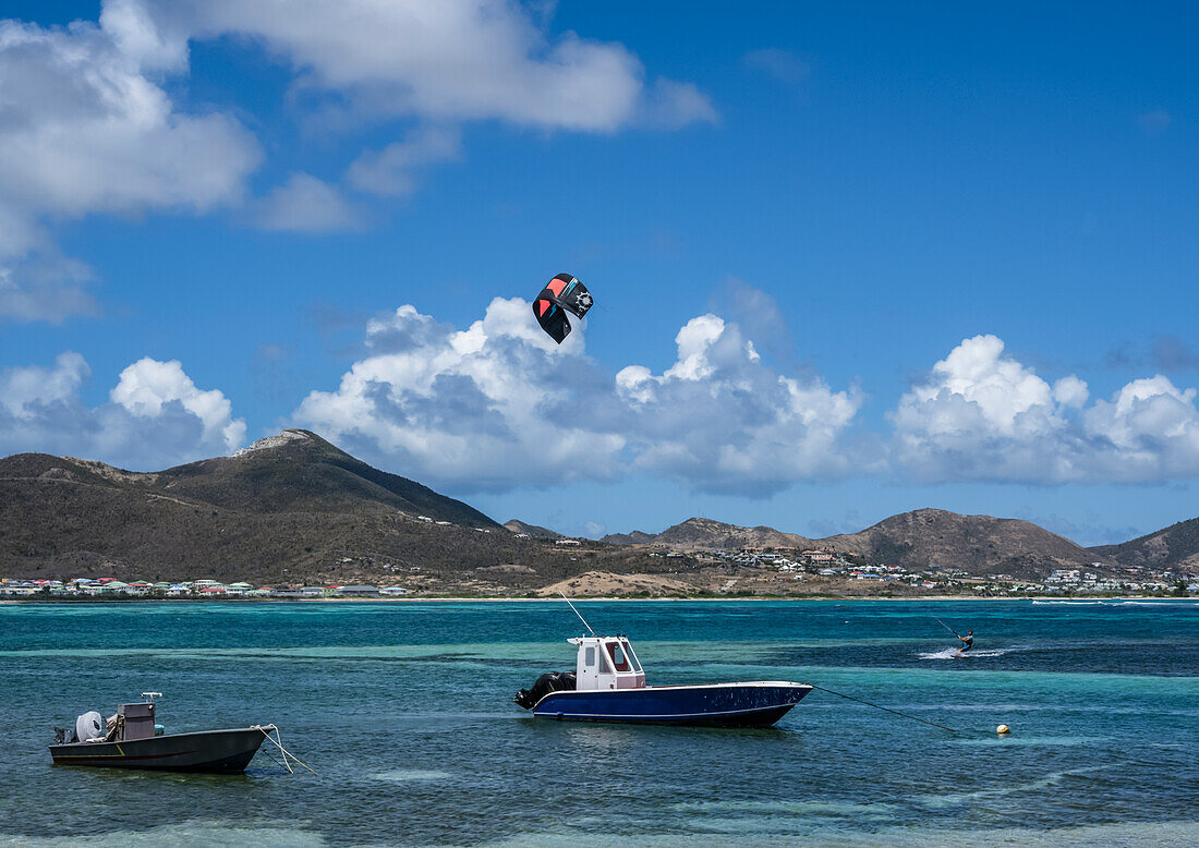 Fischerboote und Windsurfer vor der Küste der Insel St. Maarten; Marigot, Philipsburg, St. Maarten