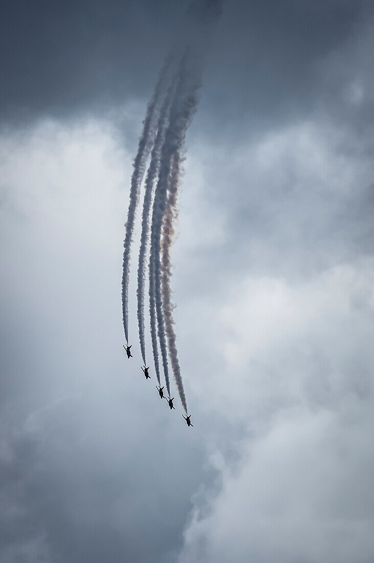 Red Arrows Flugschau, fünf Flugzeuge im Formationsflug gegen graue Wolken; South Shields, Tyne and Wear, England