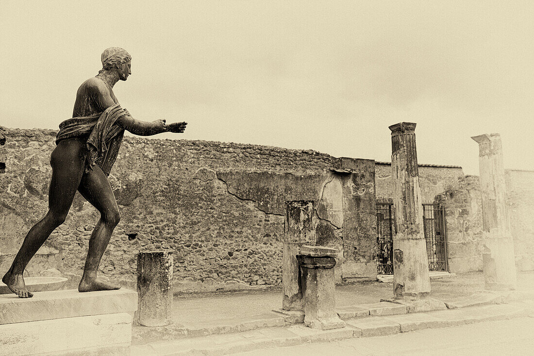 Statue eines nackten Mannes in den Ruinen von Pompeji; Pompeji, Italien