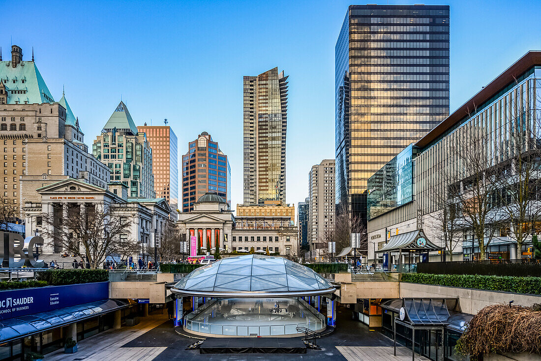 Eisbahn am Robson Square; Vancouver, Britisch-Kolumbien, Kanada