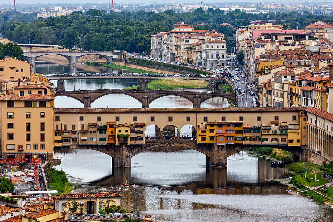 Blick auf den Fluss Arno in Florenz, einschließlich der Ponte Vecchio; Florenz, Italien