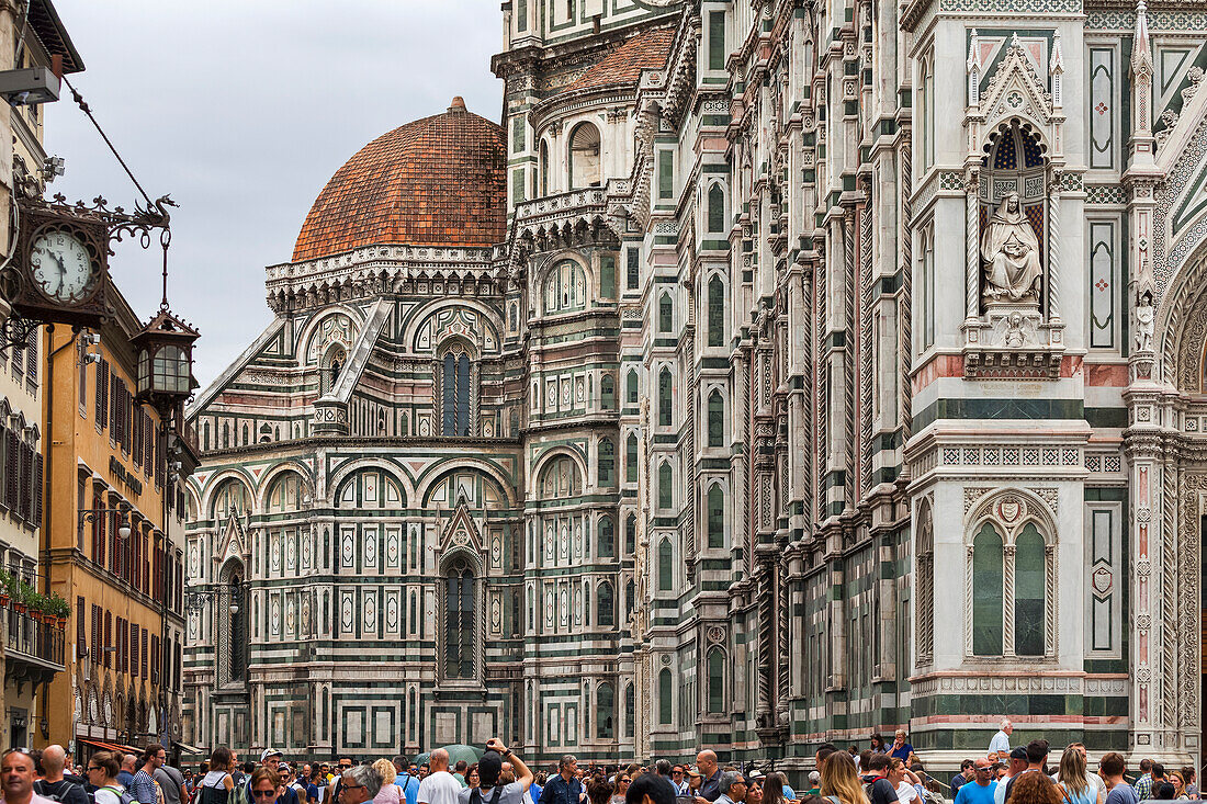 Menschenmenge am Dom von Florenz; Florenz, Italien