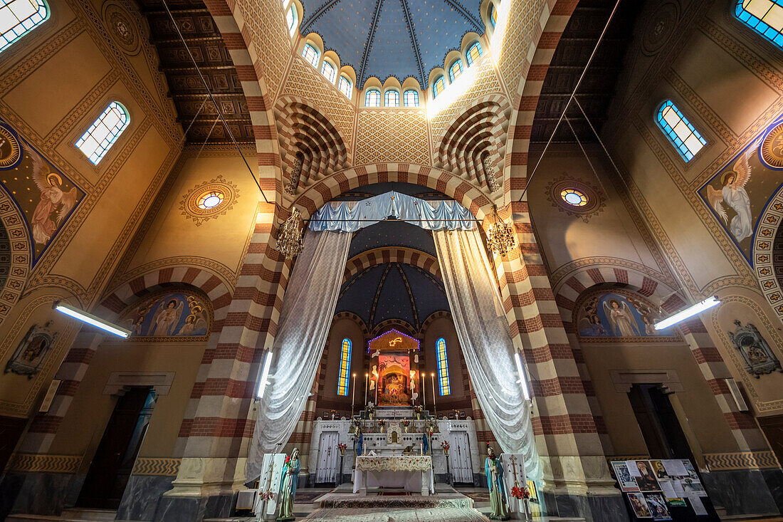 Innenraum der Kirche Unserer Lieben Frau vom Rosenkranz (gemeinhin als Kathedrale bezeichnet); Asmara, Zentralregion, Eritrea