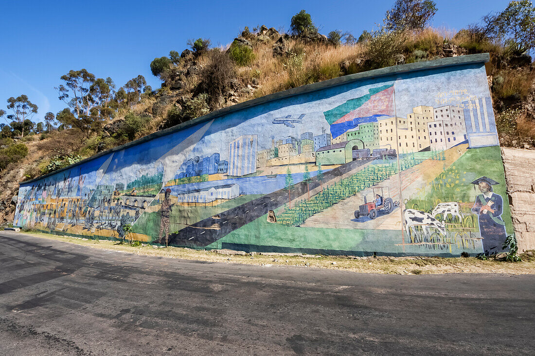 Modernes patriotisches Wandgemälde entlang der Straße zwischen Asmara und Keren; Emba Derho, Zentralregion, Eritrea