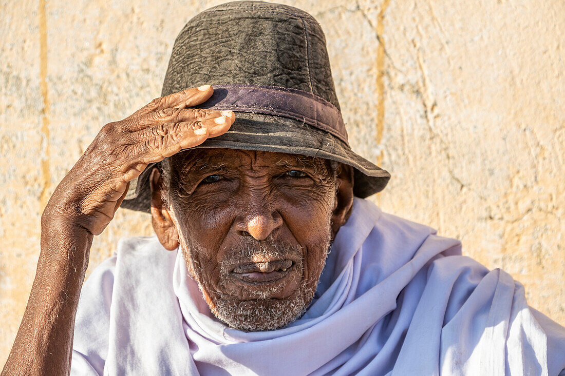 Porträt eines eritreischen Mannes, der einen Hut trägt und in die Kamera schaut, Montags-Viehmarkt; Keren, Anseba Region, Eritrea