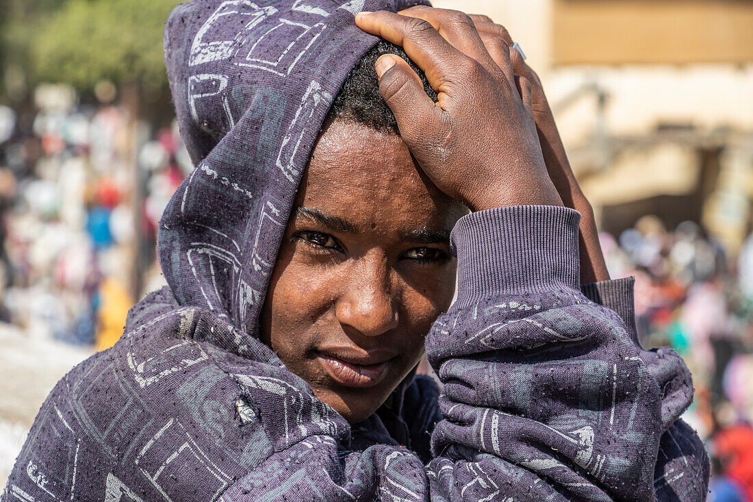 Eritreischer Junge auf dem Freiluftmarkt; Keren, Anseba Region, Eritrea