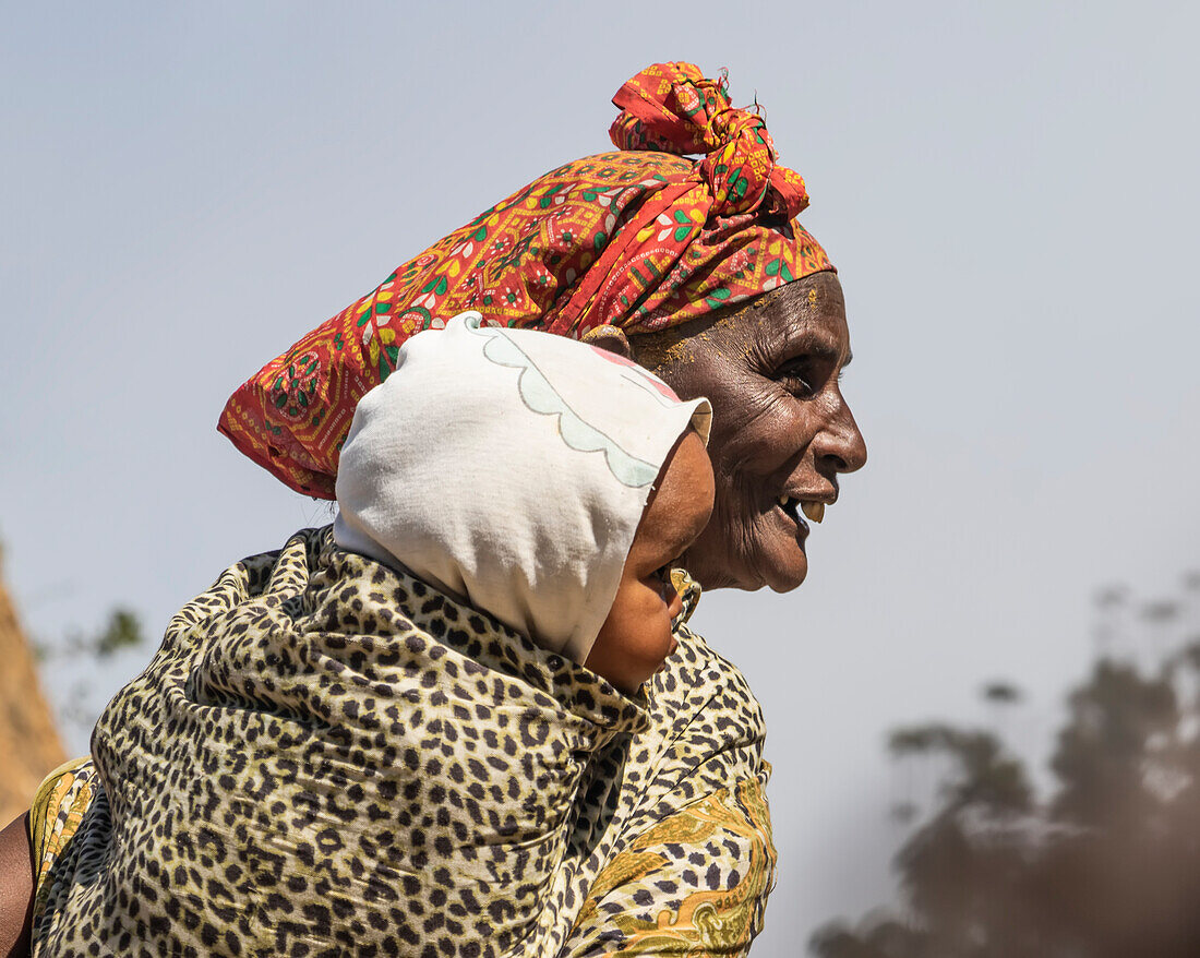Eritreische Frau hält ein Baby; Arbaroba, Zentralprovinz, Eritrea