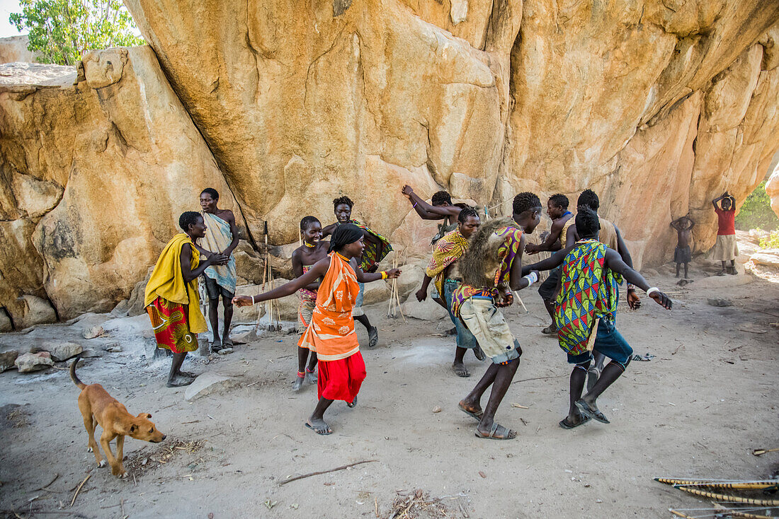 Hadzabe Männer und Frauen tanzen und singen nach einer erfolgreichen Morgenjagd in der Nähe des Eyasi-Sees; Tansania