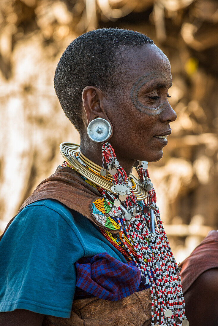 Datoga-Frau mit Gesichtstätowierungen und farbenfrohem Schmuck, in der Nähe des Eyasi-Sees; Tansania