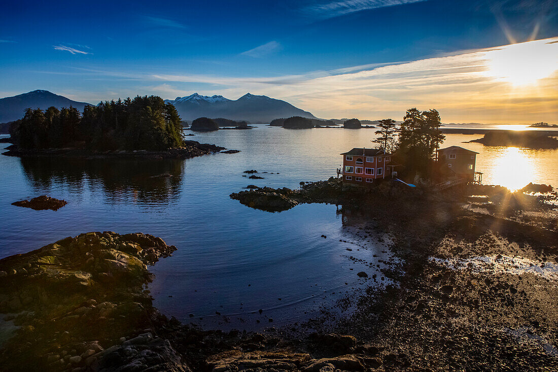 Winterlandschaft entlang der Küste bei Sonnenuntergang; Sitka, Alaska, Vereinigte Staaten von Amerika