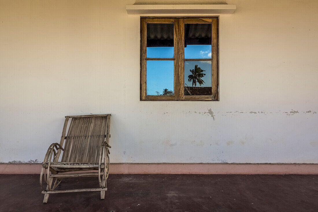 Palme spiegelt sich in einem Fenster auf der Insel Ibo, Quirimbas-Nationalpark; Cabo Delgado, Mosambik