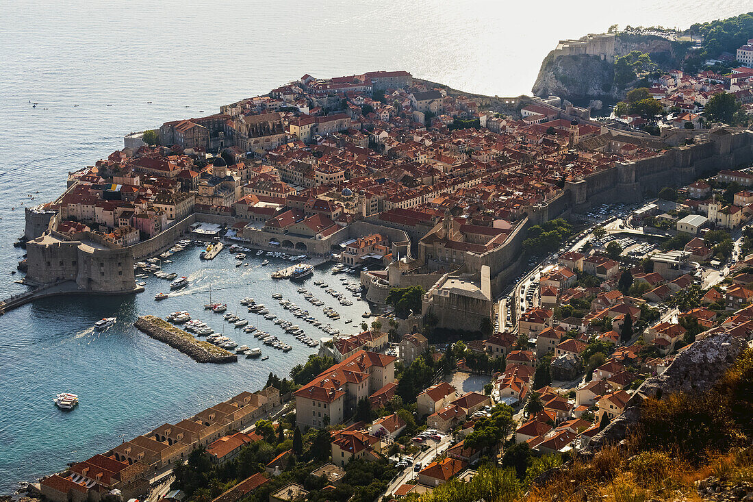 Blick auf den Hafen und die Dächer; Dubrovnik, Kroatien