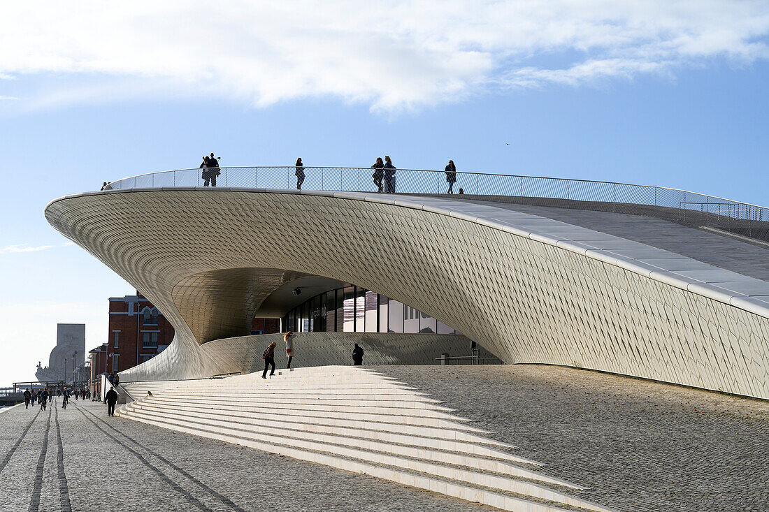 MAAT - Museum für Kunst, Architektur und Technologie, ein Museum in einem alten Kraftwerk am Flussufer, mit Exponaten zu erneuerbaren Energien und elektrischen Phänomenen; Lissabon, Region Setubal, Portugal