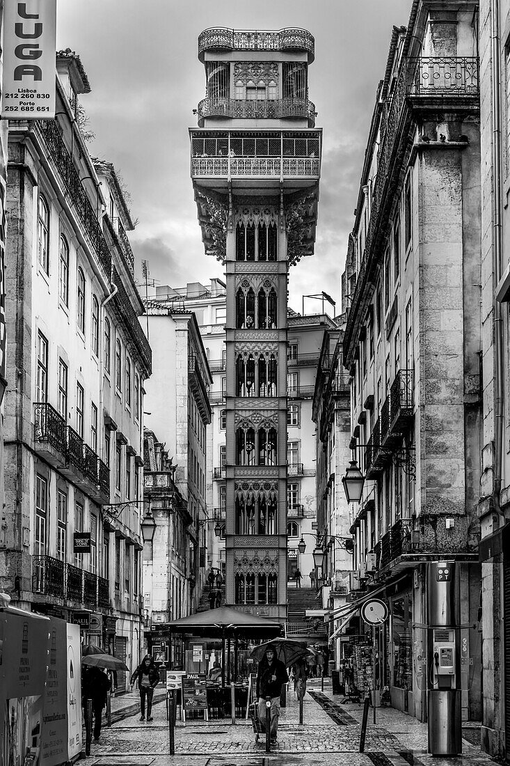 Der Santa-Justa-Aufzug, auch Carmo-Aufzug genannt, ist ein Aufzug in der Gemeinde Santa Justa, in der historischen Stadt Lissabon, Portugal; Lissabon, Region Lisboa, Portugal