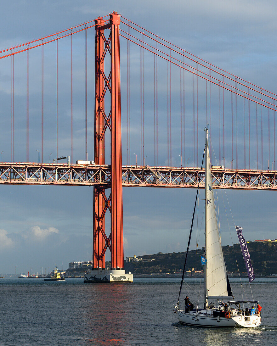 Die Brücke 25 de Abril; Lissabon, Bezirk Setubal, Portugal