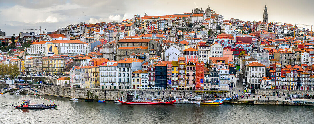 Portos Viertel am Flussufer; Ribeira, Porto, Portugal