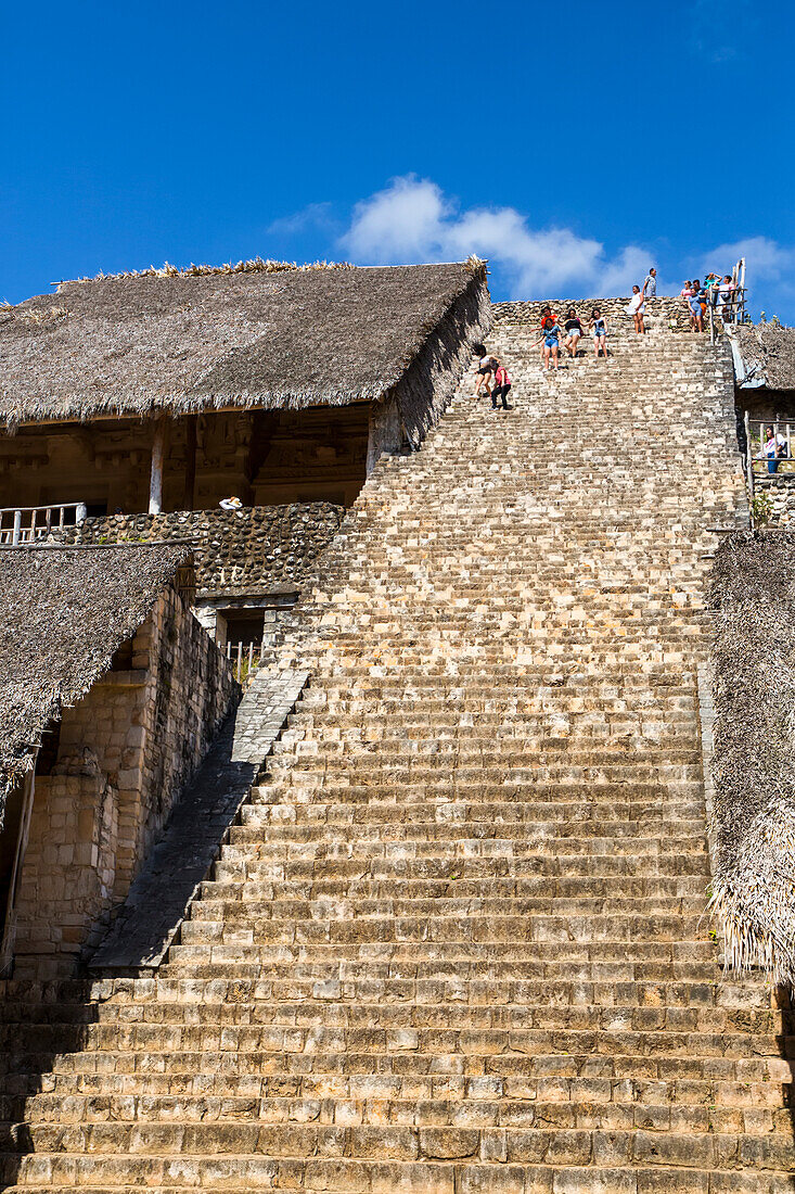 Bauwerk 1 mit überdachter Stuckfassade, Akroplolis, Ek Balam, Yucatec-Mayan Archaeological Site; Yucatan, Mexiko