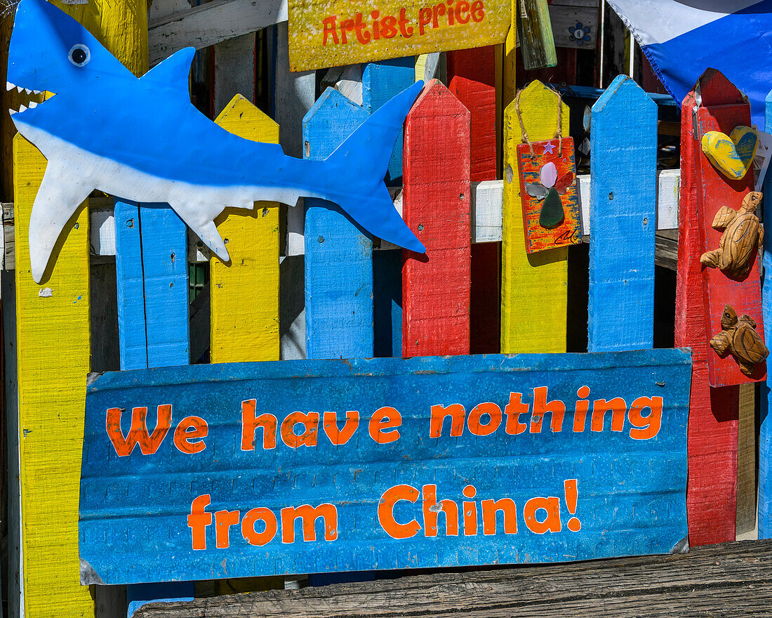 Schild vor einem Touristengeschäft, das Souvenirs verkauft: "Wir haben nichts aus China!"; Roatan, Bay Islands Department, Honduras