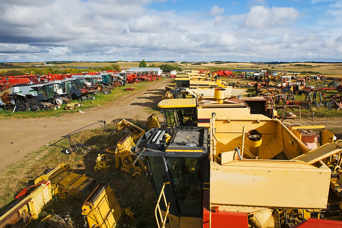 Alte Mähdrescher für gebrauchte Teile bei Cudmore; Saskatchewan, Kanada