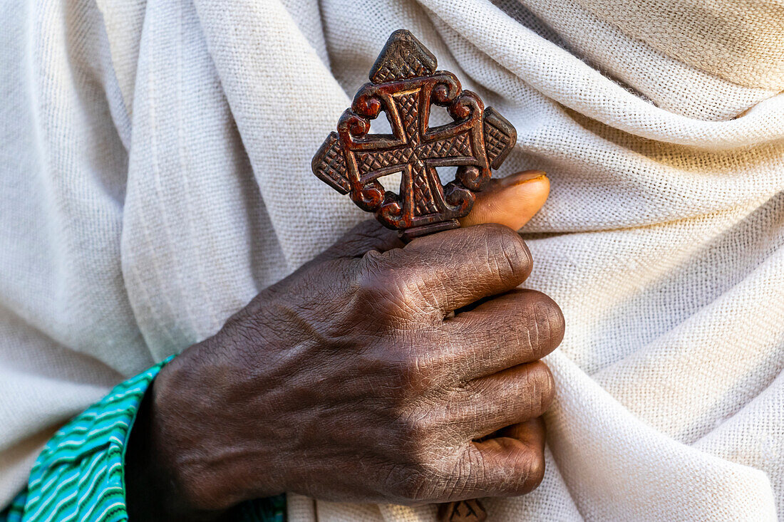 Kruzifix in den Händen eines äthiopisch-orthodoxen Priesters; Axum, Tigray-Region, Äthiopien