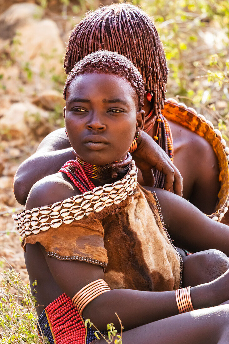 Hamer-Frauen bei einer Stiersprung-Zeremonie, mit der ein Junge in die Männlichkeit eingeführt wird, im Dorf Asile; Omo-Tal, Äthiopien